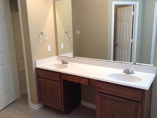 Building Photo - 1052 Shadow Glenn Dr