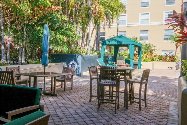 Building Photo - 520 SE 5 Ave