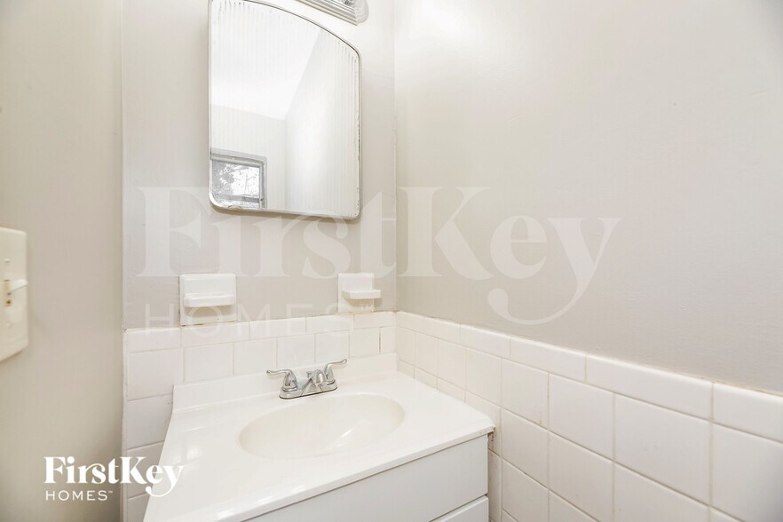 Building Photo - 2706 Lorna Rd