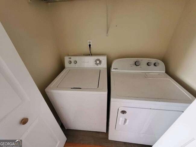 Building Photo - 5450 Twin Lakes Dr