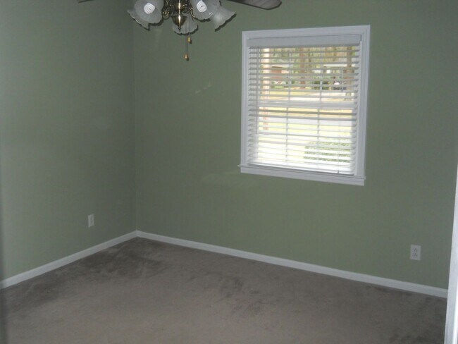 Building Photo - Cute home off Jerry Jones
