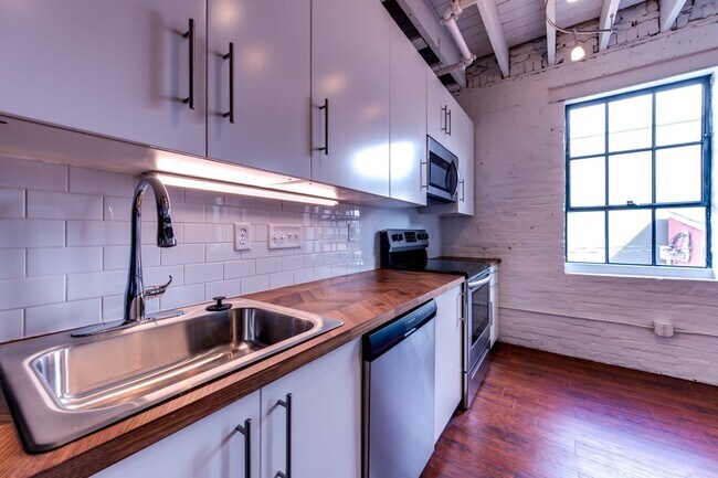 Building Photo - Newly Rennovated Two Bedroom