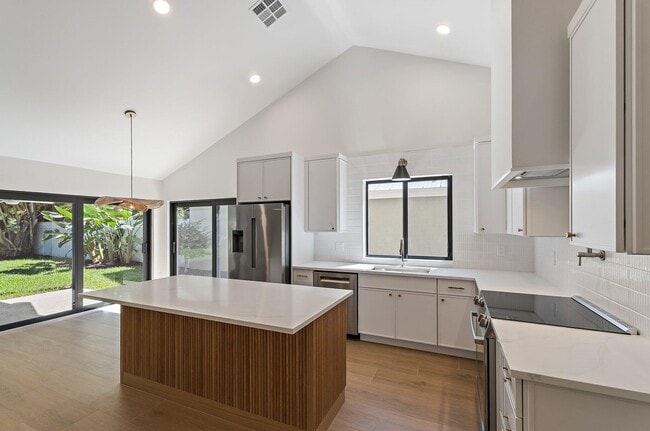 Building Photo - 139 Sand Pine Dr