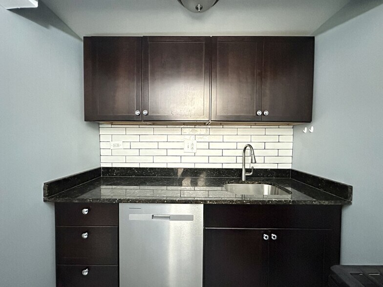 Building Photo - 5664 N Ridge Ave
