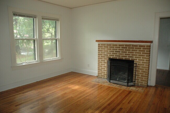 Building Photo - Perfect 3 Bedroom, 2 Bathroom House -- Walk to UF!