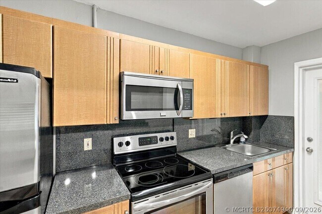 Building Photo - 2110 NE 39th St