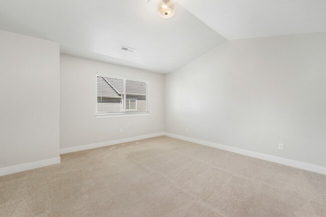 Building Photo - Pet-Friendly 3-Bedroom Rental Near Thanksg...