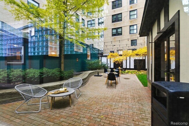 Building Photo - 15 E Kirby St