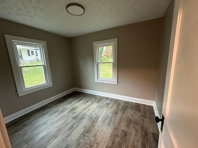 Office/Extra room - 220 Lake St