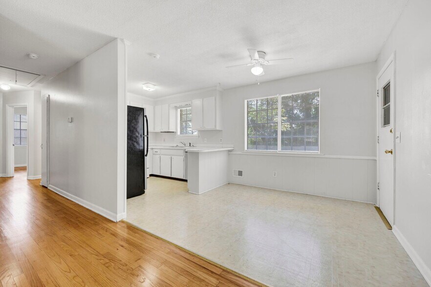 Building Photo - 2900 Holt Dr
