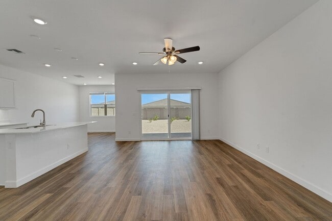Building Photo - Charming 4BR House in Surprise