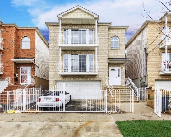 Building Photo - 276 Oraton St