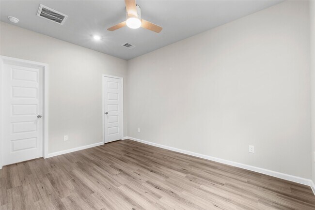 Building Photo - 8161 Tate St