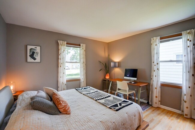 Building Photo - Charming West Side Single Family Home with Mid Century Modern feel