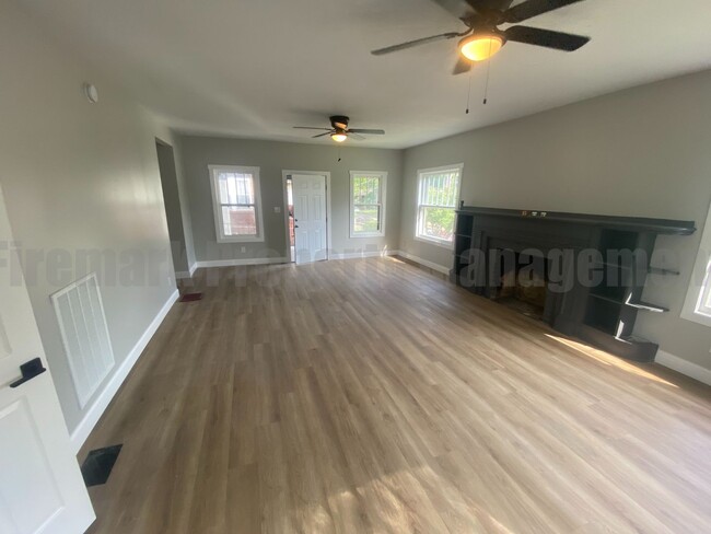 Building Photo - Newly Renovated Home Available NOW in Chat...