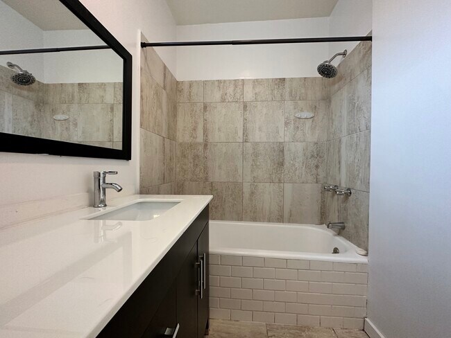 Building Photo - 1053 Dundas St