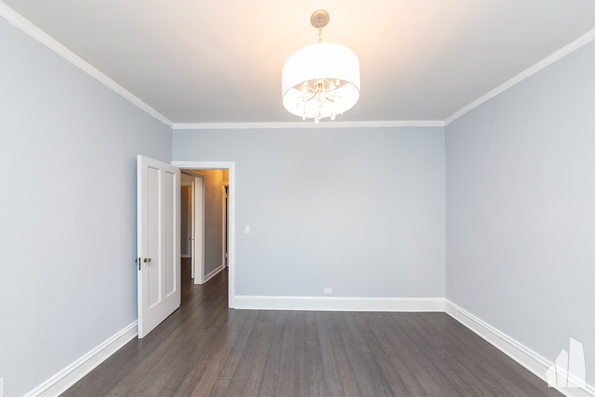 Building Photo - 450 W Surf St