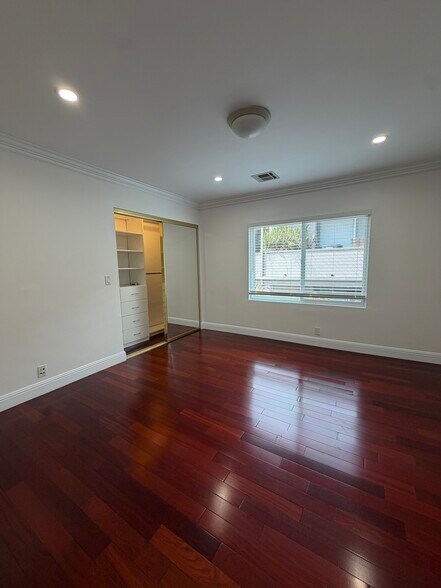 Building Photo - 10394 Almayo Ave