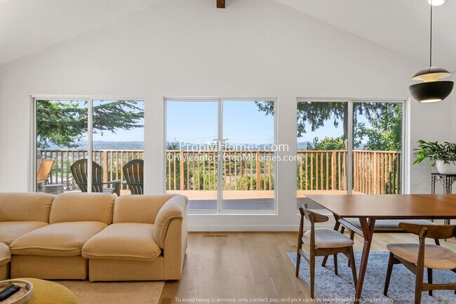 Building Photo - Mid-Century Modern Three Bedroom in Happy Valley!