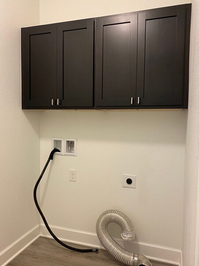 Building Photo - Luxury Townhome!