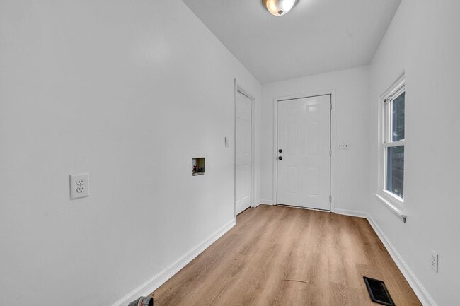 Building Photo - 208 17th Ave SW