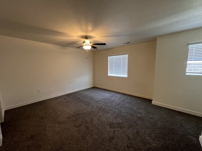 Building Photo - Spacious Herriman Townhome!