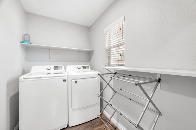 Building Photo - Great location 3 bedrooms 2 1/2 bath, community pool, St. Rose pkwy and Spencer