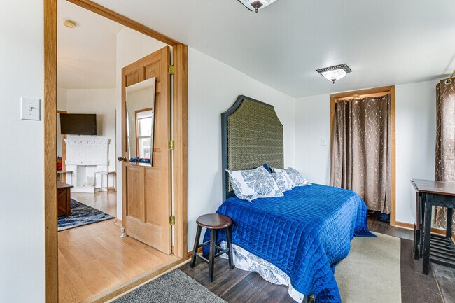 Building Photo - 927 Flournoy St