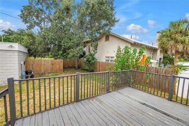 Building Photo - 116 16th Ave SE