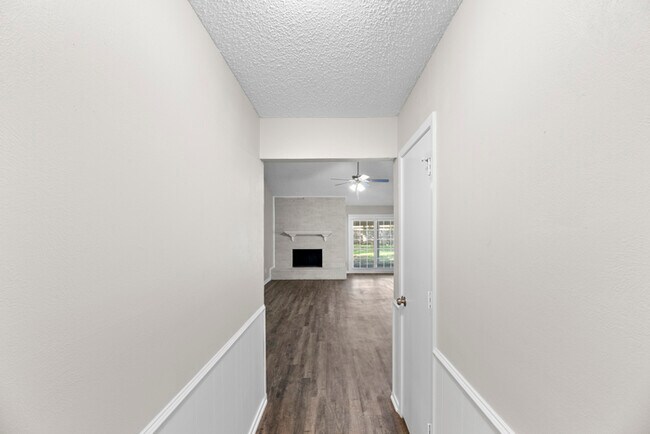 Building Photo - 6816 Westglen Dr
