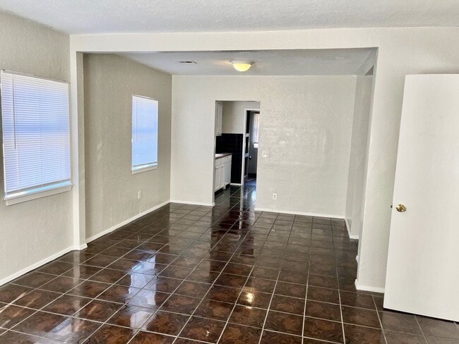 Building Photo - Great 3 Bedroom 1 Bathroom Home Near the Fairgrounds!