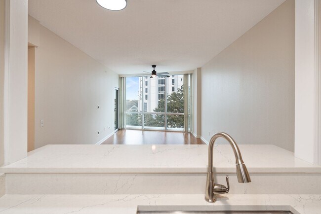 Building Photo - Downtown Orlando One Bedroom with Lake Eola View * * Modernized Waverly Condo