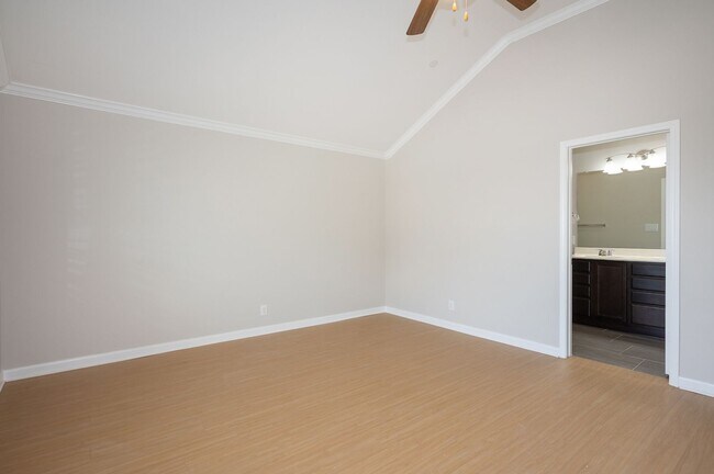 Building Photo - 1620 Bryant Dr