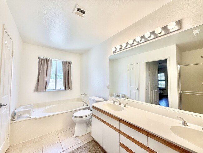 Building Photo - AVAILABLE NOW!! GORGEOUS 2 BEDROOM 2 BATHROOM Home in Palm Desert!