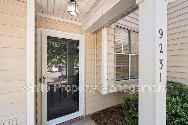 Building Photo - 9231 Kings Canyon Dr