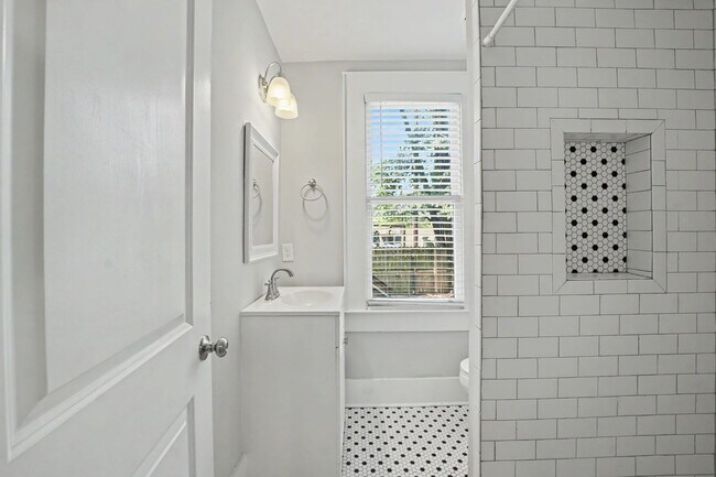 Building Photo - 311 W 39th St