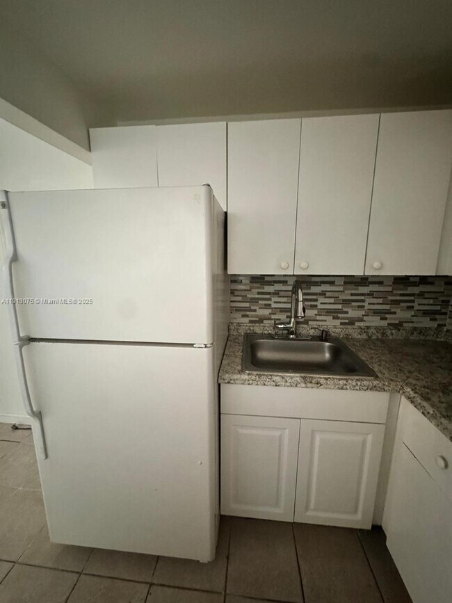 Building Photo - 1230 W 54th St