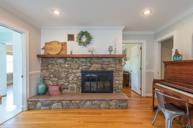 Building Photo - Weaverville Farmhouse Rental!