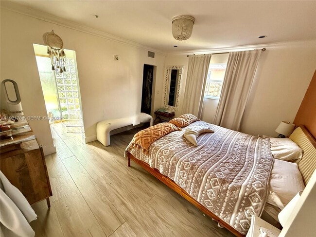 Building Photo - 5424 Van Buren St