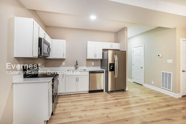 Building Photo - 2 Bed/2.5 Bath Townhome with Garage / Pet-Friendly / Coming Soon!