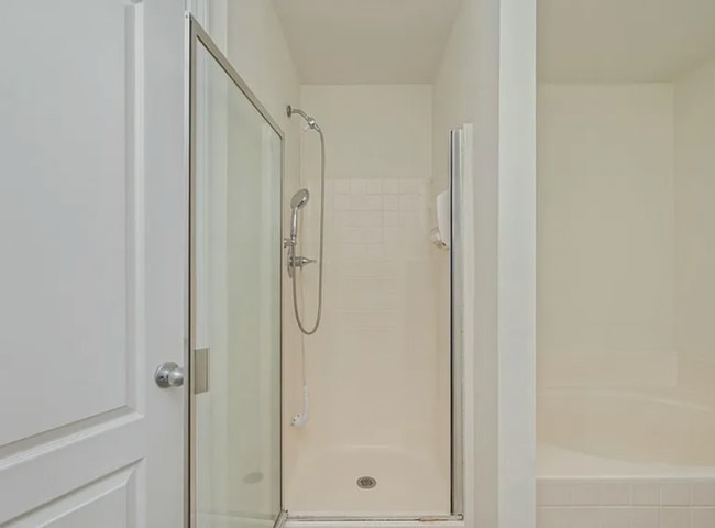 Building Photo - 4 bedroom 2.5 bathroom