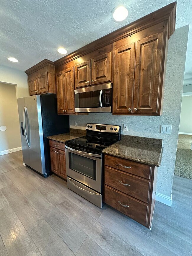 Building Photo - Beautiful Bountiful Home!