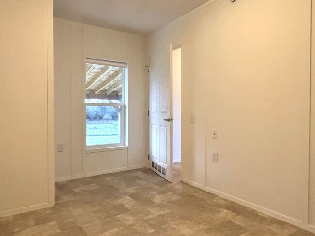 Building Photo - Manufactured House in the Country - Shed Included