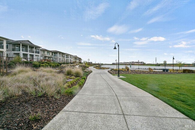 Building Photo - 2430 Shore Vis
