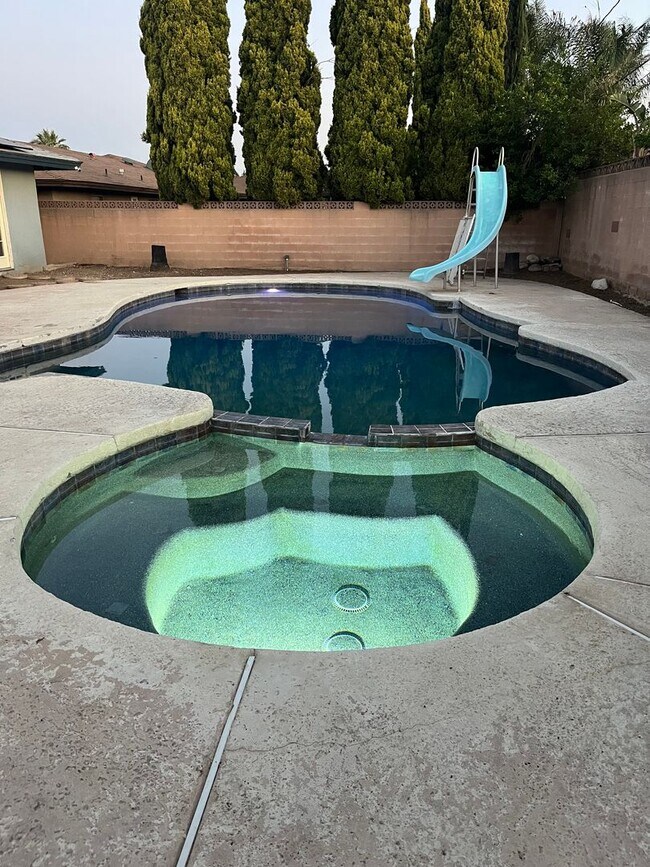 Building Photo - Large 3 Bed. 2 Bath with Pool