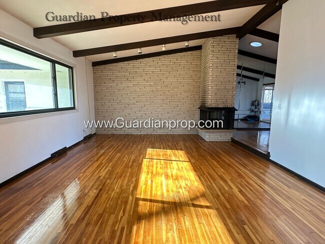 Building Photo - Burnsville Single Family Home, 2 Car Garage, Large Sun Room, Fireplace, Deck