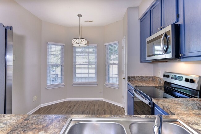 Building Photo - Convenient Coventry Townhome