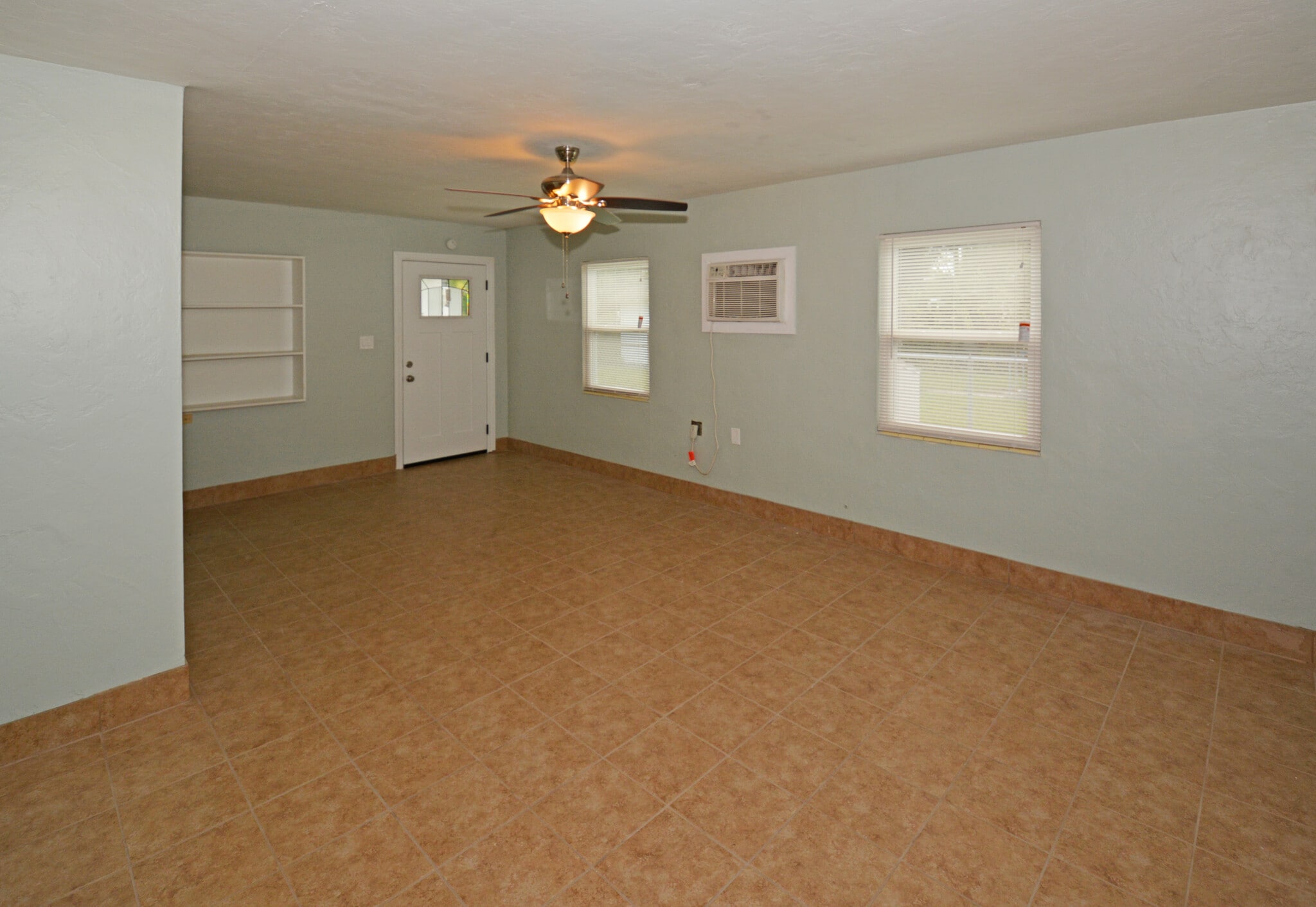 Living room - 5009 TANGERINE AVE S
