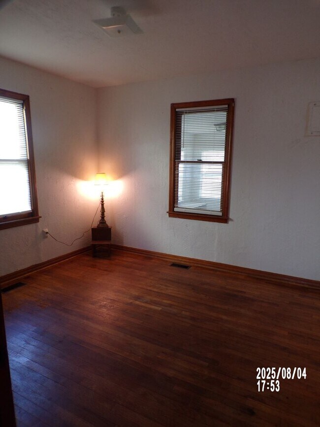 Building Photo - centrally located, pets negotiable with owner approval
