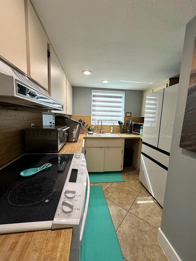 Building Photo - 2205 N Surf Rd